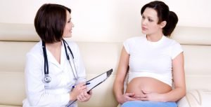 врач с беременной